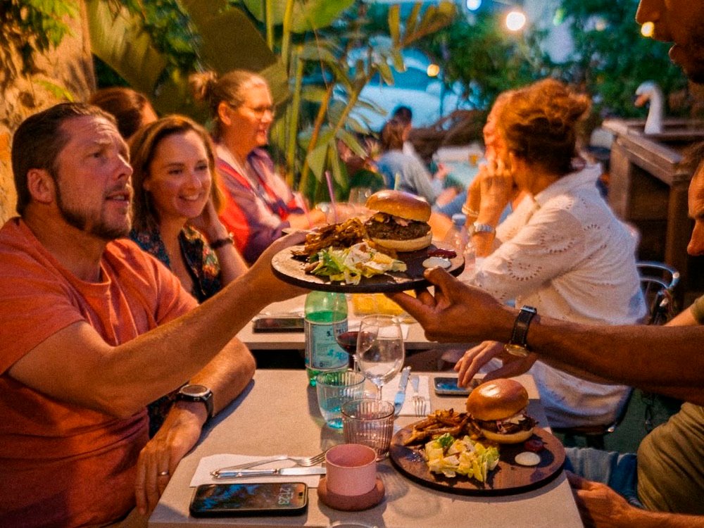 La terrasse de la guinguette au soir